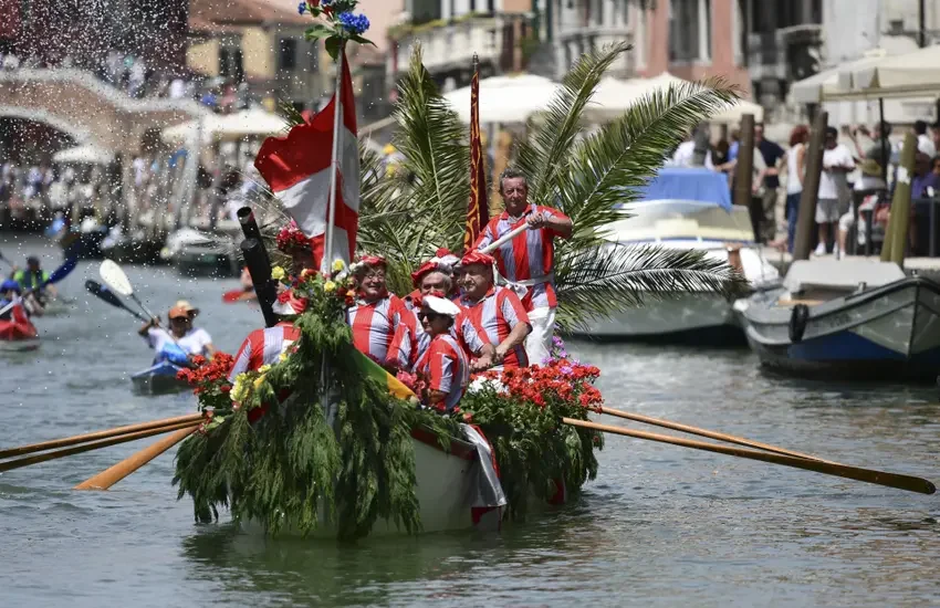 AFP__20190609__1HD429__v1__MidRes__ItalyVeniceBoatsVogalongaRegattaFeature