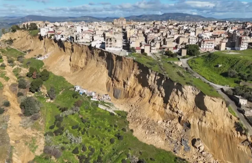 Deslizamento-de-terra-deixa-cidade-da-Sicilia-a-beira-de-um-precipicio
