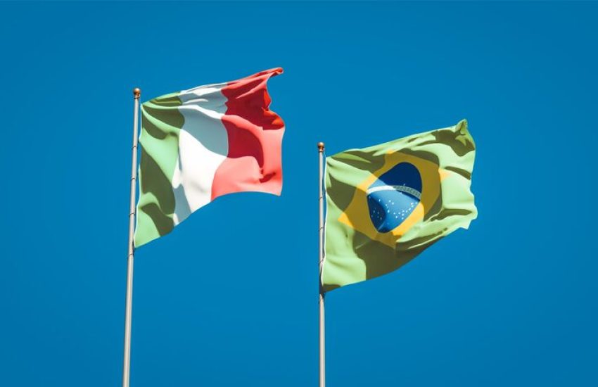 belas-bandeiras-estaduais-da-italia-e-do-brasil-juntas-no-ceu-azul_337817-3171