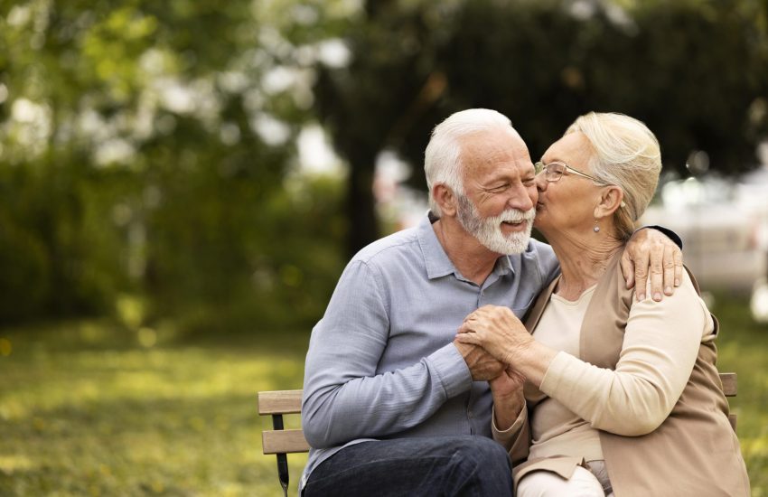casal-sorridente-em-foto-media-lado-de-fora
