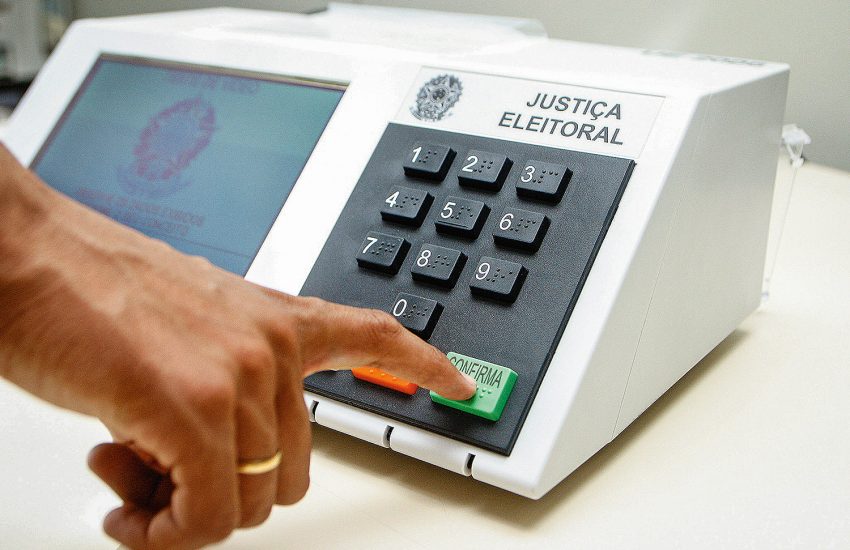 DemonstraÁ¿o do uso da urna eletrÙnica para as eleiÁ¿es de 2006.