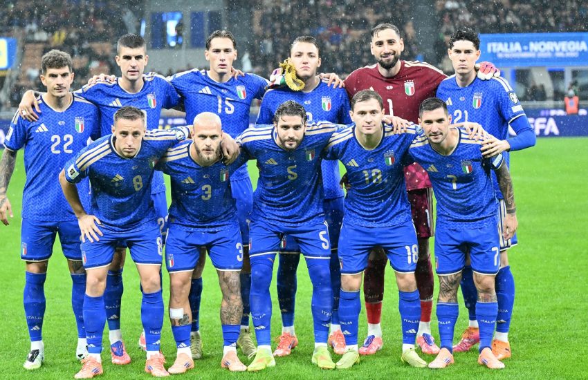 Italy's team players pose before the FIFA World Cup 2026 European qualification football match between Italy and Norway, at the San Siro Stadium, in Milan, on November 16, 2025. (Photo by Stefano RELLANDINI / AFP)
